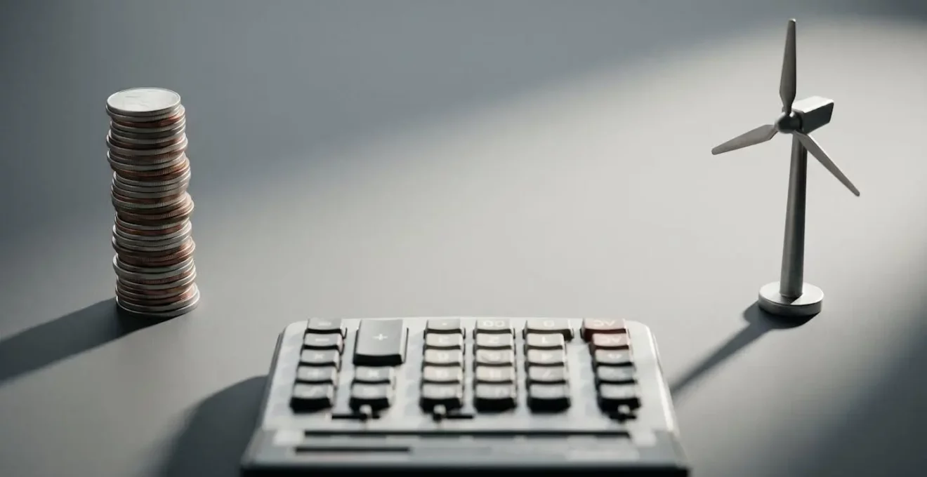 Composition symbolique minimaliste évoquant le calcul financier d'un investissement énergétique