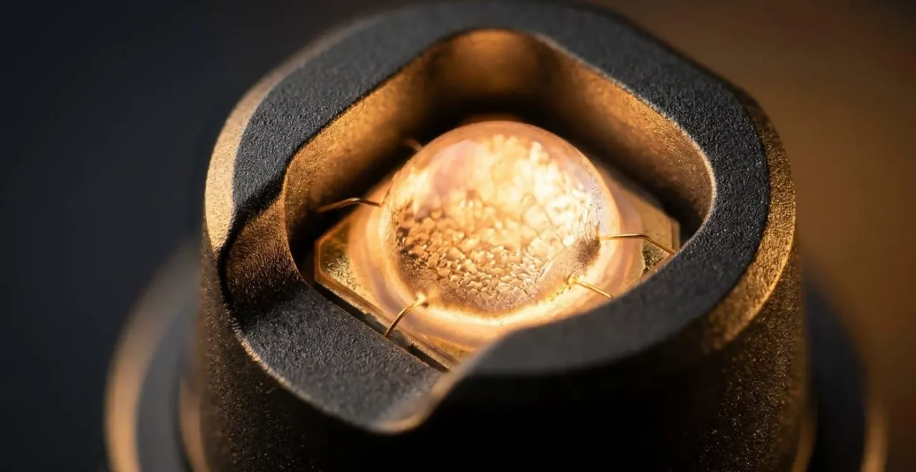 Gros plan détaillé d'une diode LED avec rendu des couleurs optimisé, texture visible