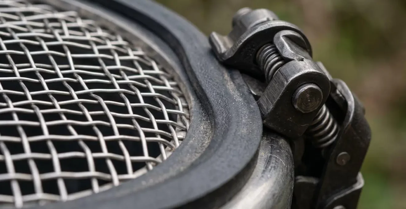 Système de sécurisation d'une citerne d'eau de pluie avec grille protectrice