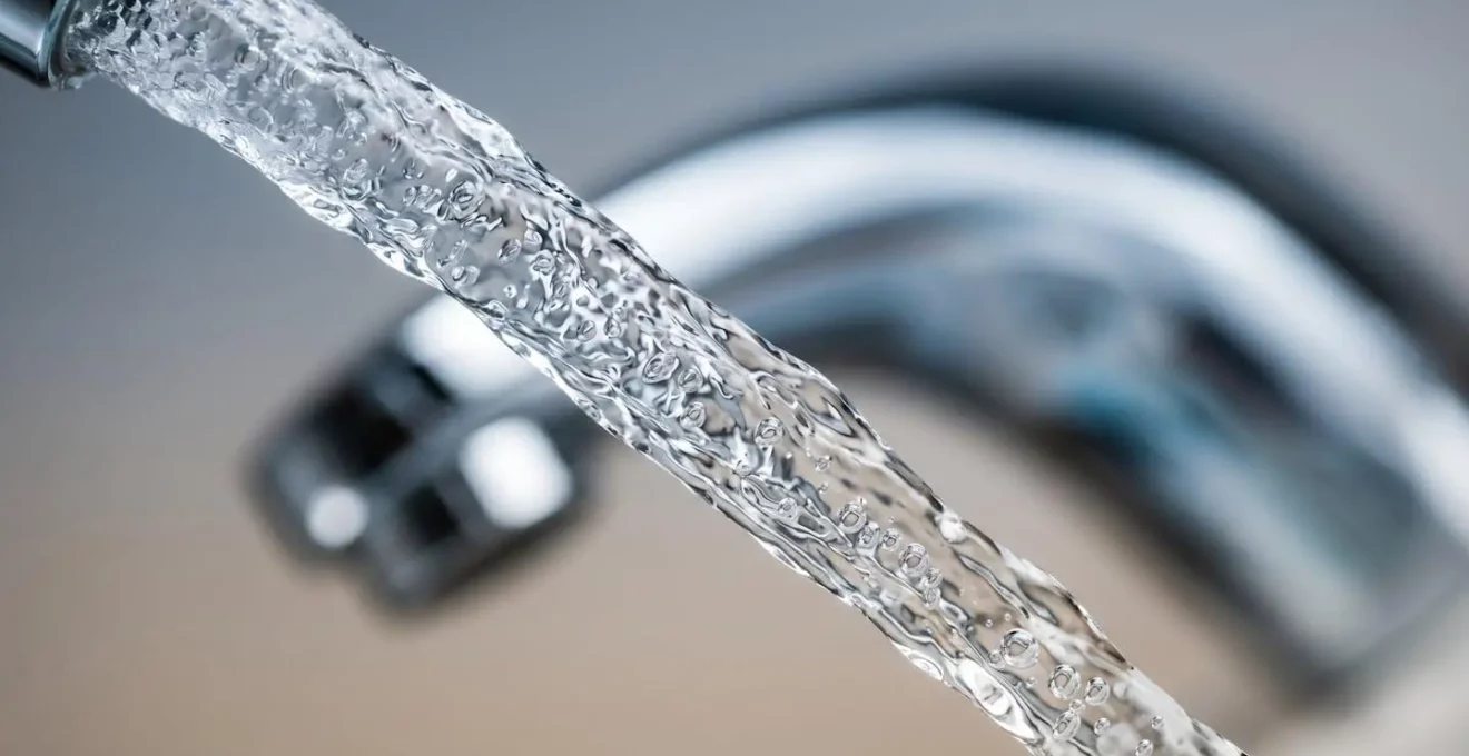Gros plan sur un système d'économie d'eau au robinet avec écoulement maîtrisé