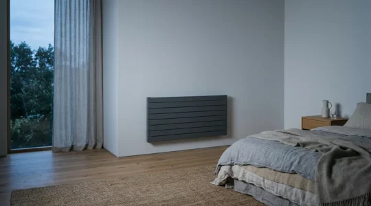 Chambre à coucher moderne et apaisante la nuit avec radiateur électrique à inertie design