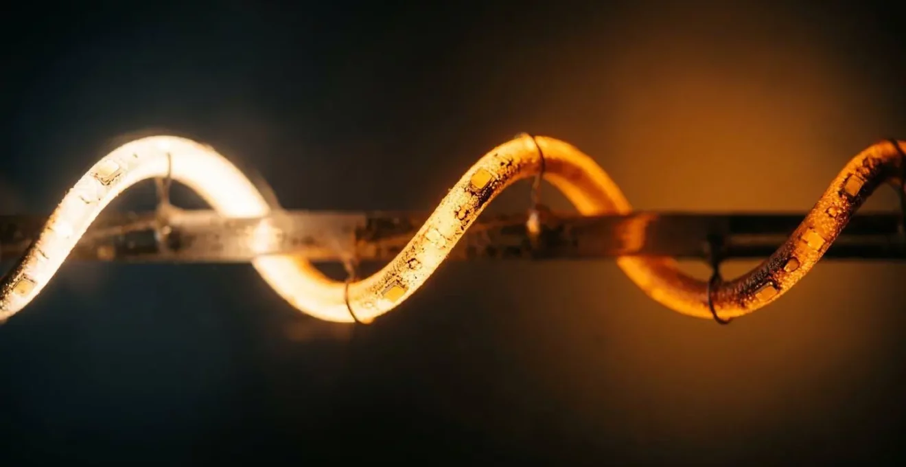 Gradation lumineuse illustrant la transition d'une lumière vive vers une teinte ambrée chaude